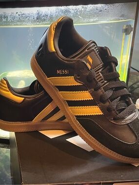 NWT Adidas Messi Black and Gold Leather Trainer - Boys Size 1.5
